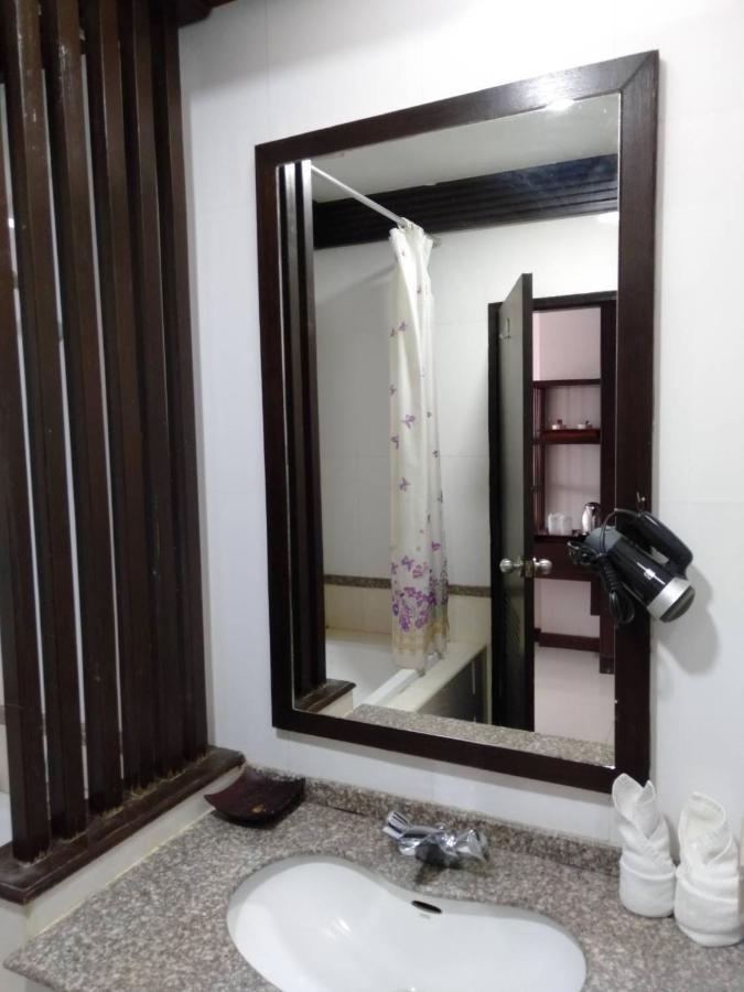 Grand Phranakhon Hotel Ayutthaya Bagian luar foto