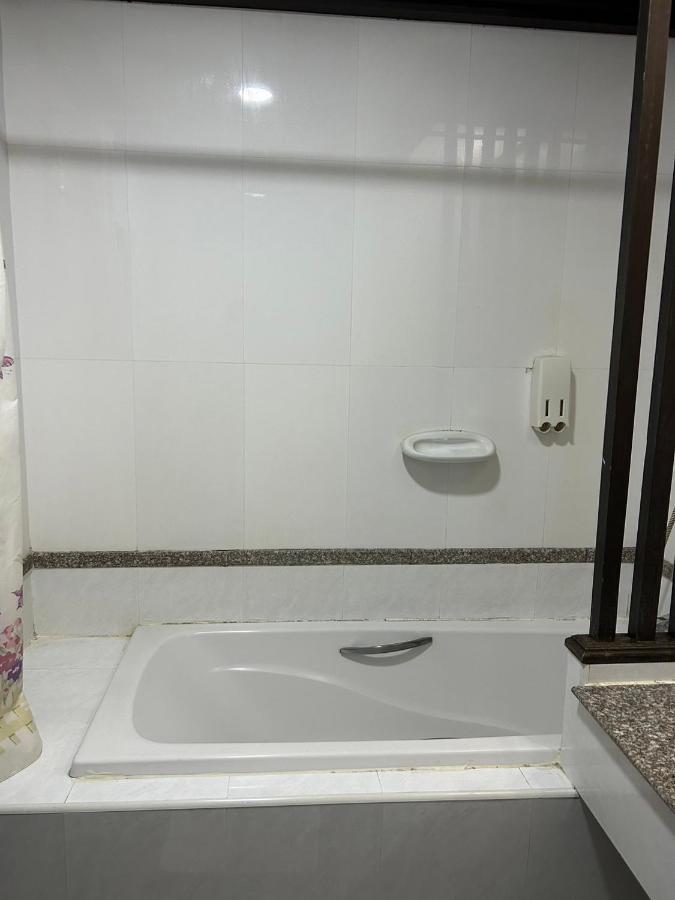 Grand Phranakhon Hotel Ayutthaya Bagian luar foto