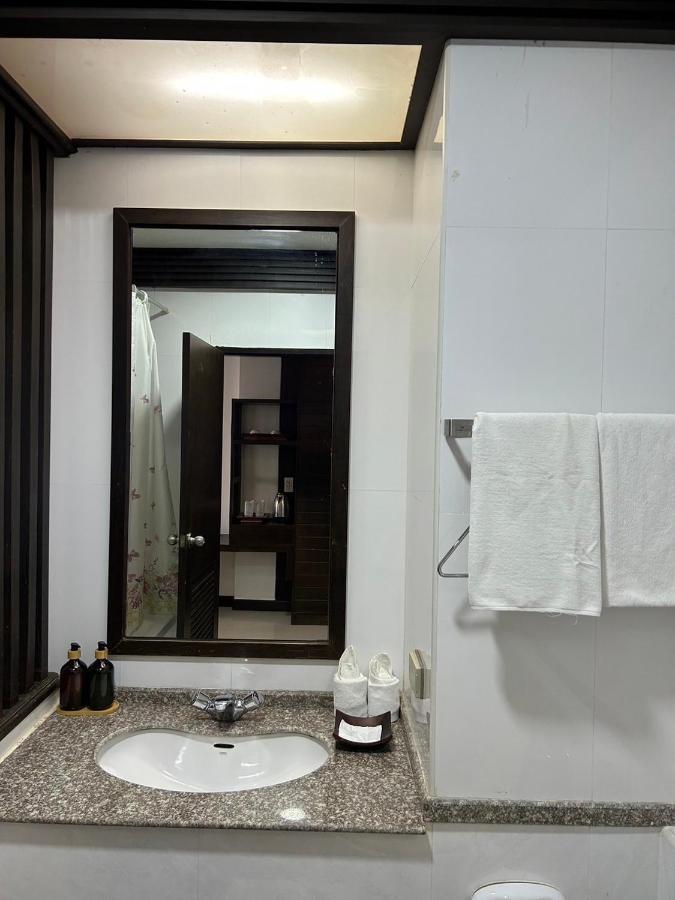 Grand Phranakhon Hotel Ayutthaya Bagian luar foto